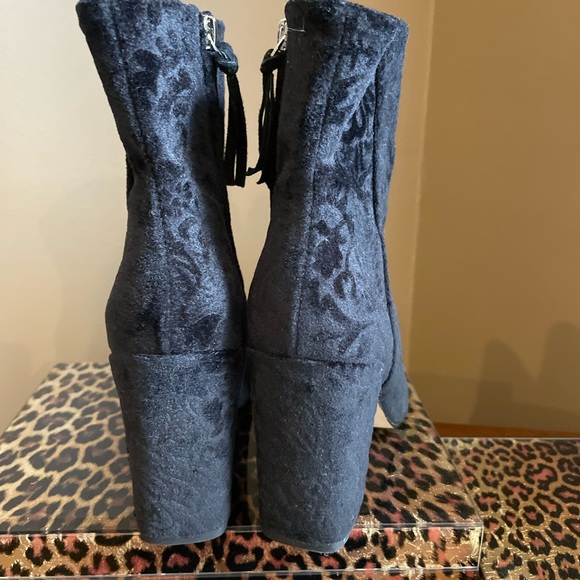 Rebecca Minkoff black suede pattern boot size 6 - Picture 3 of 6